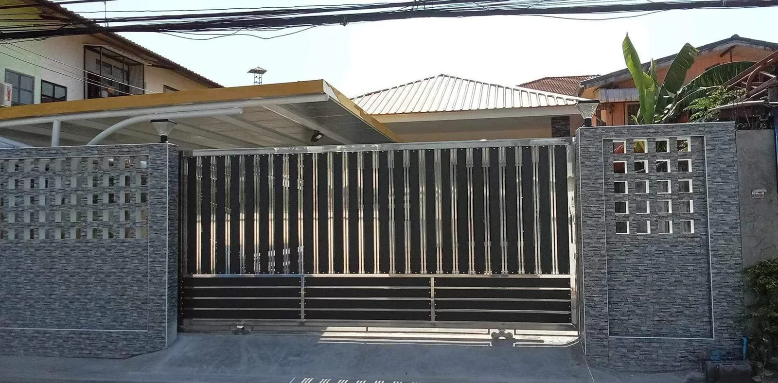 ตัวอย่างมุมติดกล้องหน้าบ้านคุณกวาง สำหรับดูประตูรั้วและทางเข้าบ้าน