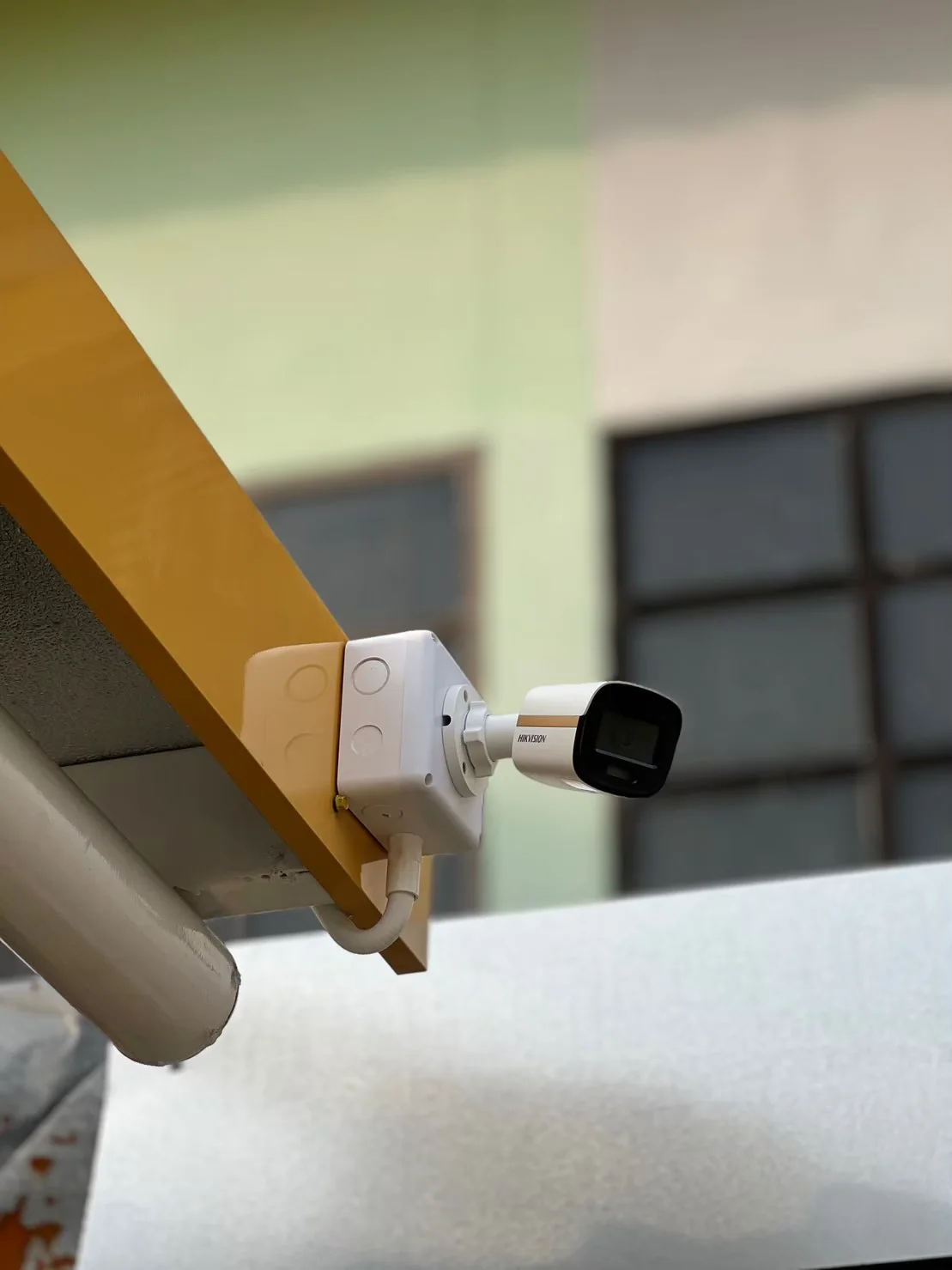 ตัวอย่างมุมติดกล้องหน้าบ้านคุณกวาง สำหรับดูรถเข้าออกและพื้นที่หน้าบ้าน