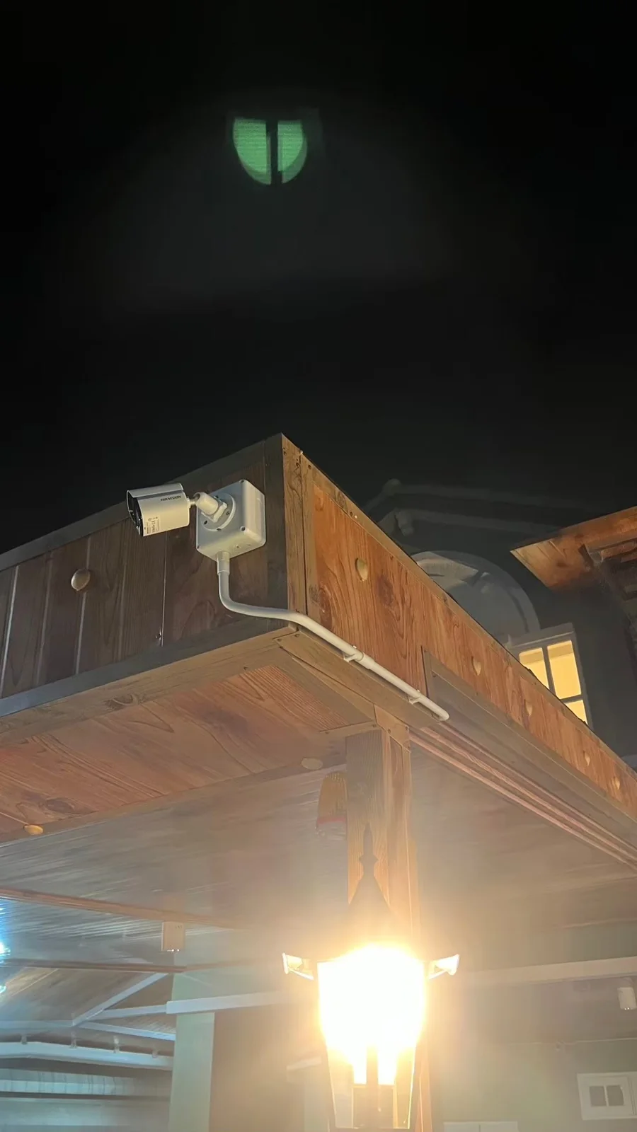 ตัวอย่างงานติดกล้องหน้าบ้านคุณปรัชญ์ ชุด 8 ตัว สำหรับดูทางเข้าหลัก