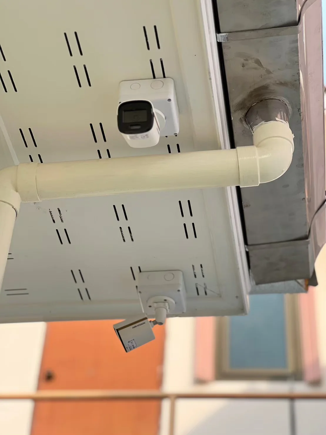 ตัวอย่างงานติดตั้งกล้องวงจรปิดบ้านคุณกวาง ชุด 6 ตัว สำหรับดูหน้าบ้านและพื้นที่ข้างบ้าน