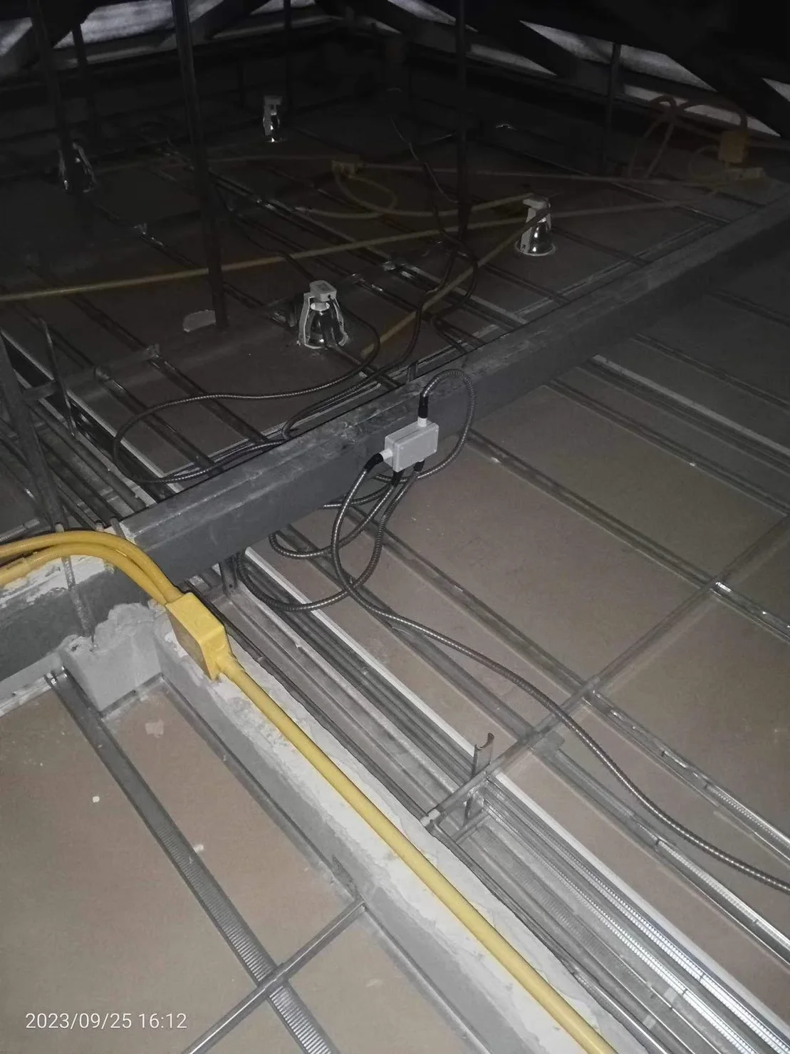 ตัวอย่างงานติดตั้งกล้องวงจรปิดบ้านคุณกวาง ชุด 6 ตัว สำหรับดูโรงจอดรถและทางเข้า