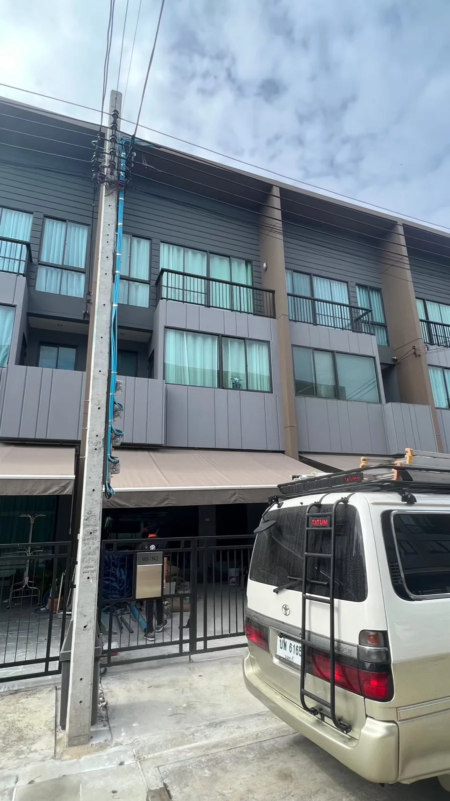 ตัวอย่างงานติดตั้งกล้องวงจรปิดบ้านคุณภูริน ชุด 4 ตัว สำหรับดูทางเดินและพื้นที่จอดรถ