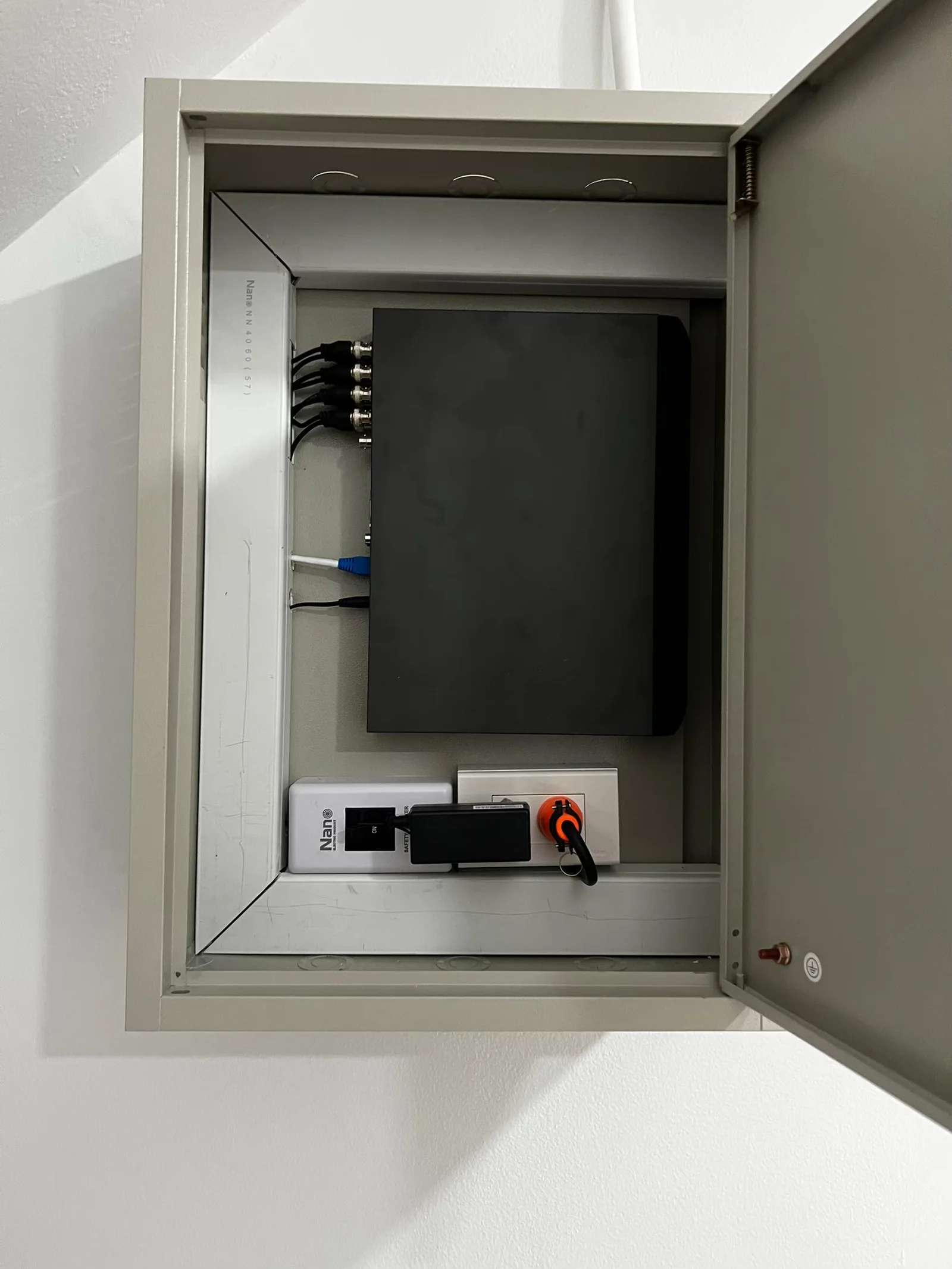 ผลงานติดตั้งกล้องวงจรปิด 8 ตัวและตู้ควบคุมเพิ่ม คุณเชียร