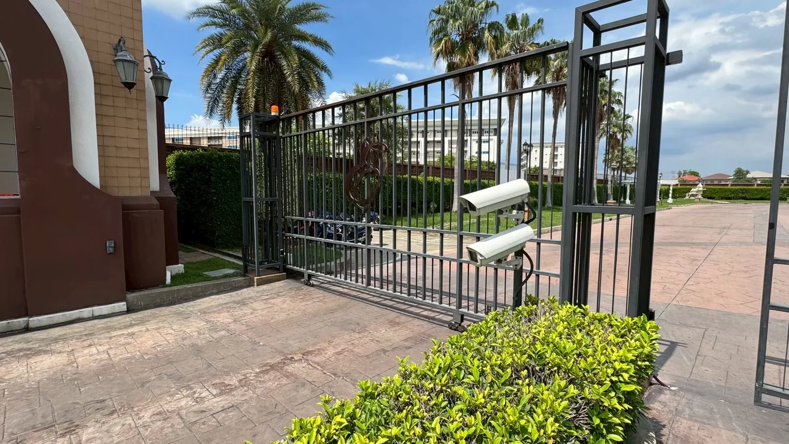 ผลงานติดตั้งระบบไม้กั้นและกล้องวงจรปิด ลัดดารมย์