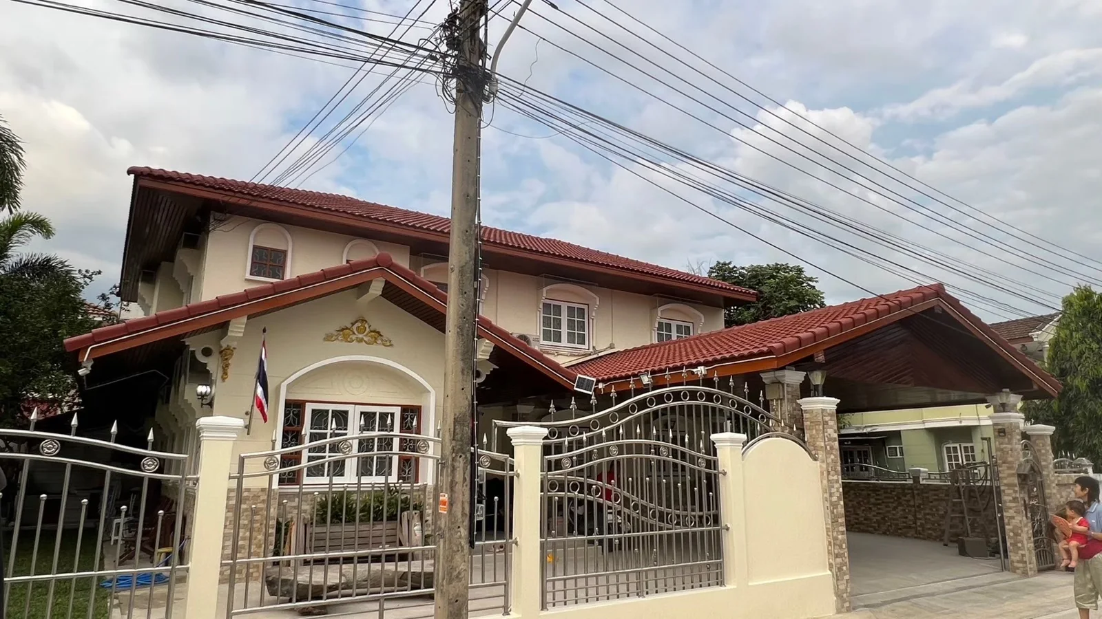 ตัวอย่างงานติดกล้องวงจรปิดนอกบ้านคุณสุทิศา สำหรับดูรอบรั้วและลานจอดรถ