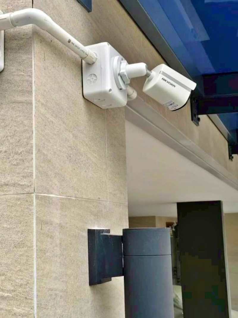 ช่างติดตั้งกล้องวงจรปิดภายนอกอาคารเลือกอุปกรณ์ให้เหมาะกับสภาพอากาศ