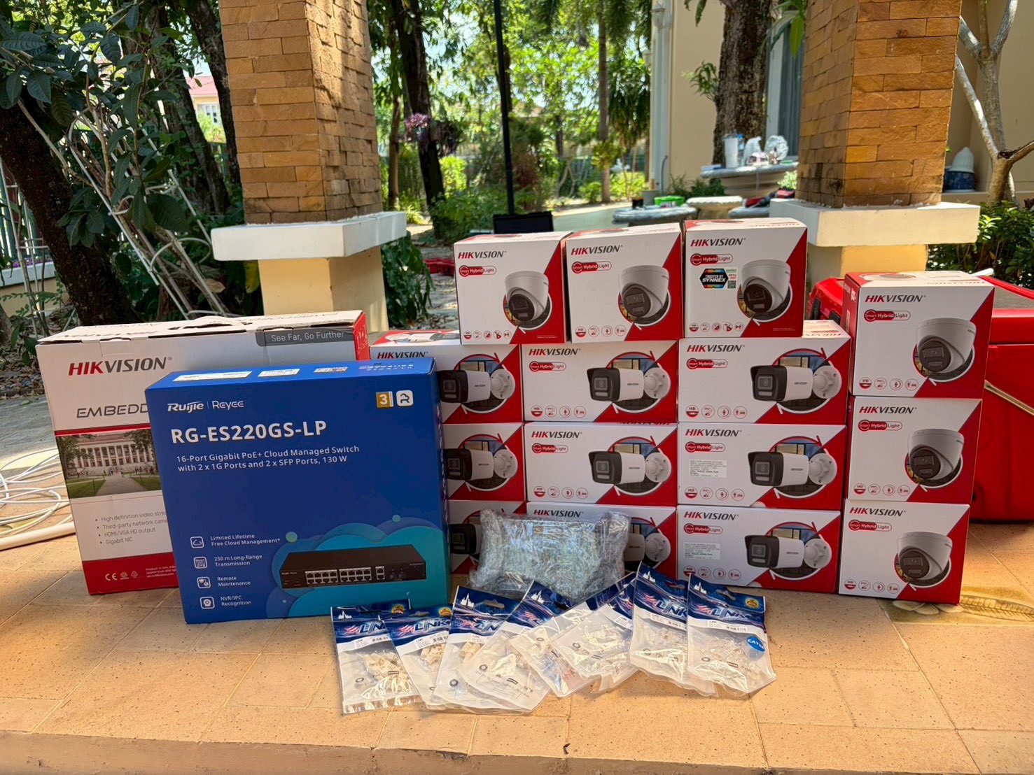 อุปกรณ์กล้องวงจรปิด Hikvision และสวิตช์ PoE ที่เตรียมก่อนเข้าติดตั้ง